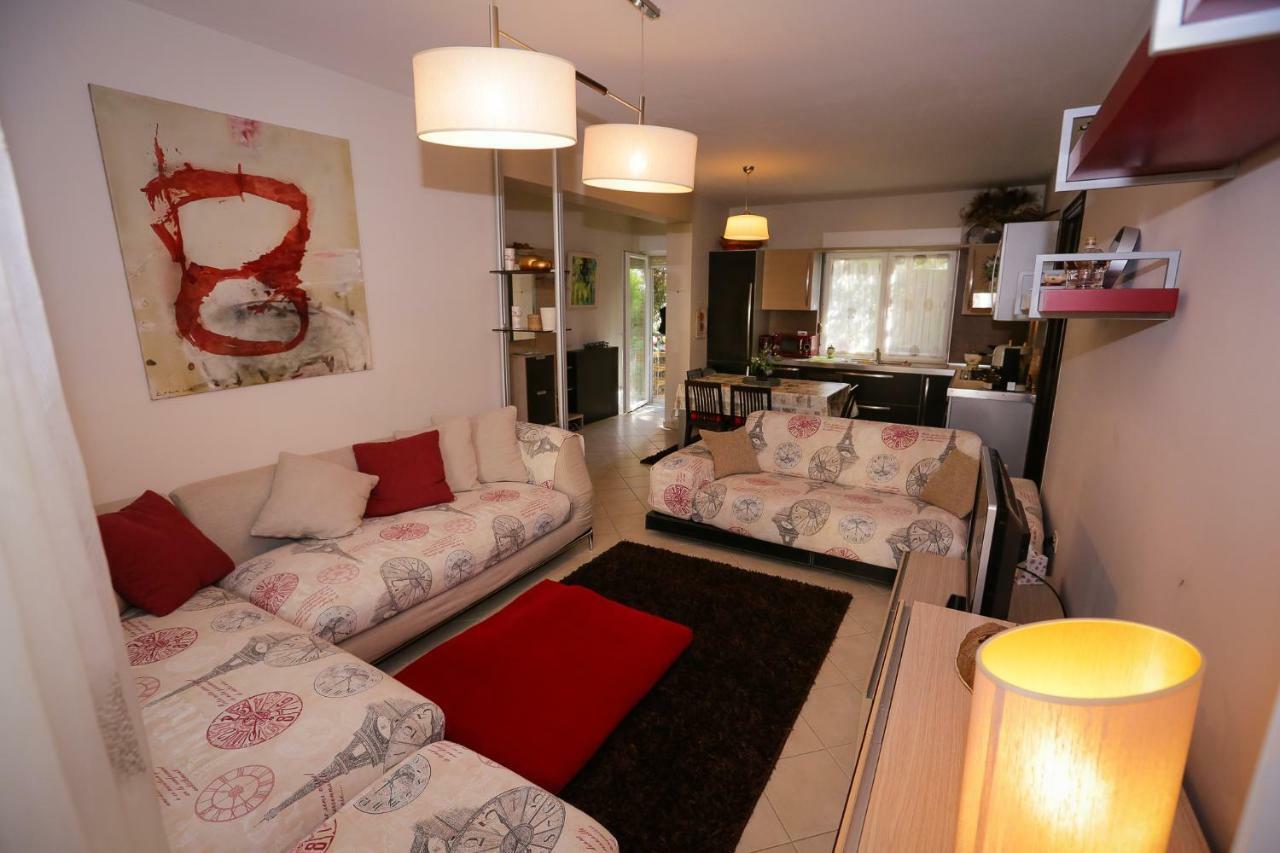 Pine-Tree Apt W/ Private Garden 50 M From The Sea 골렘 외부 사진