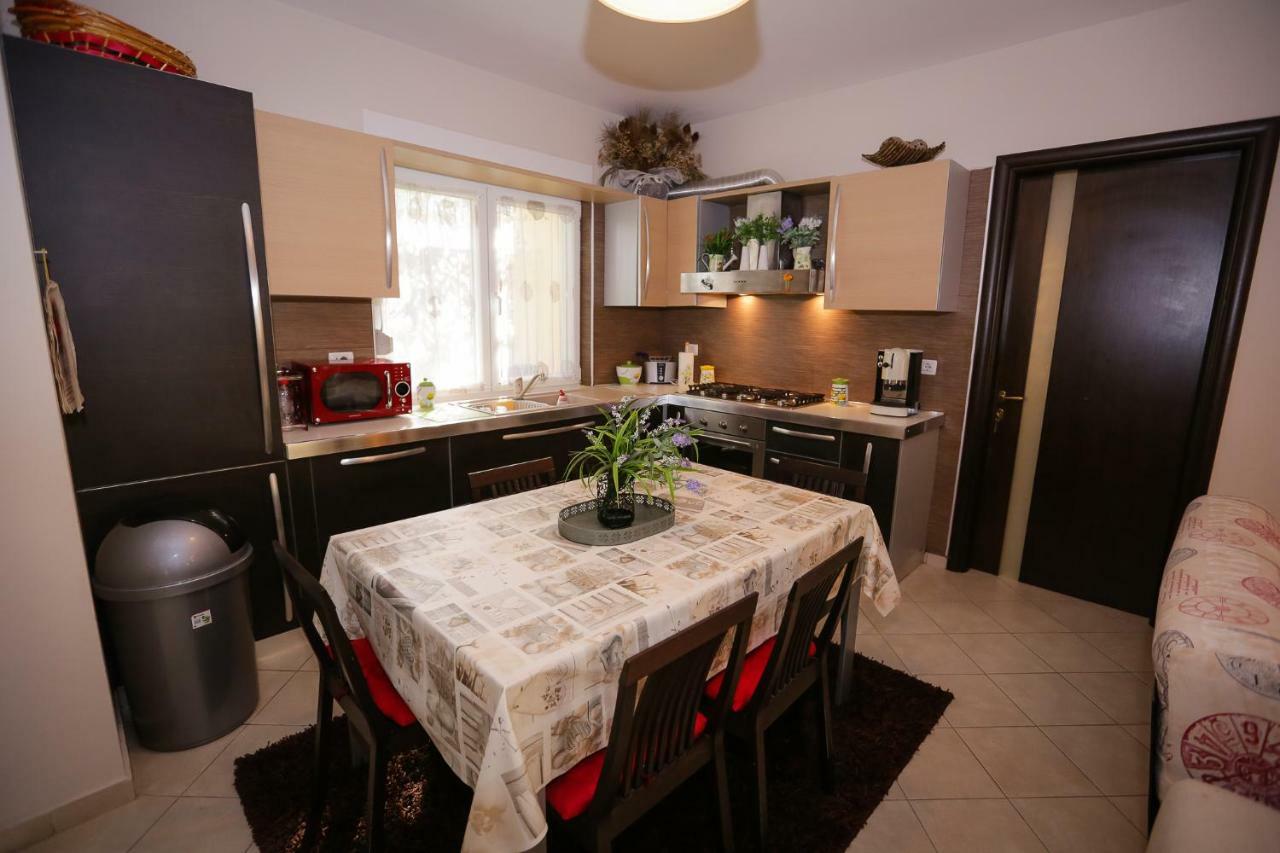 Pine-Tree Apt W/ Private Garden 50 M From The Sea 골렘 외부 사진