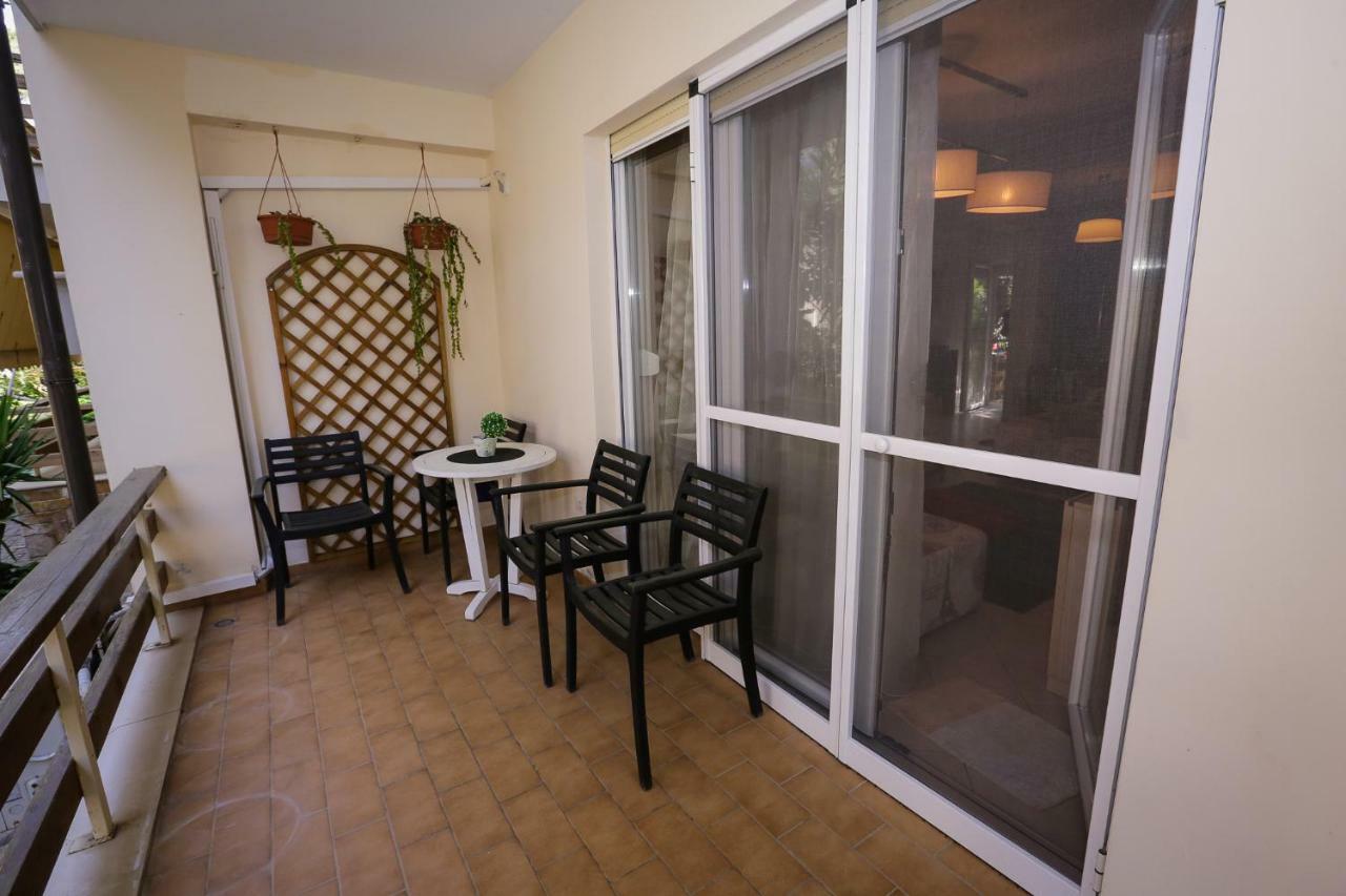 Pine-Tree Apt W/ Private Garden 50 M From The Sea 골렘 외부 사진
